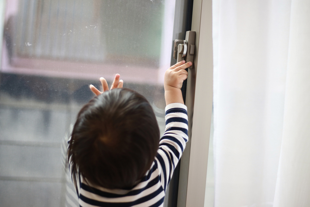 マンション 転落 子ども